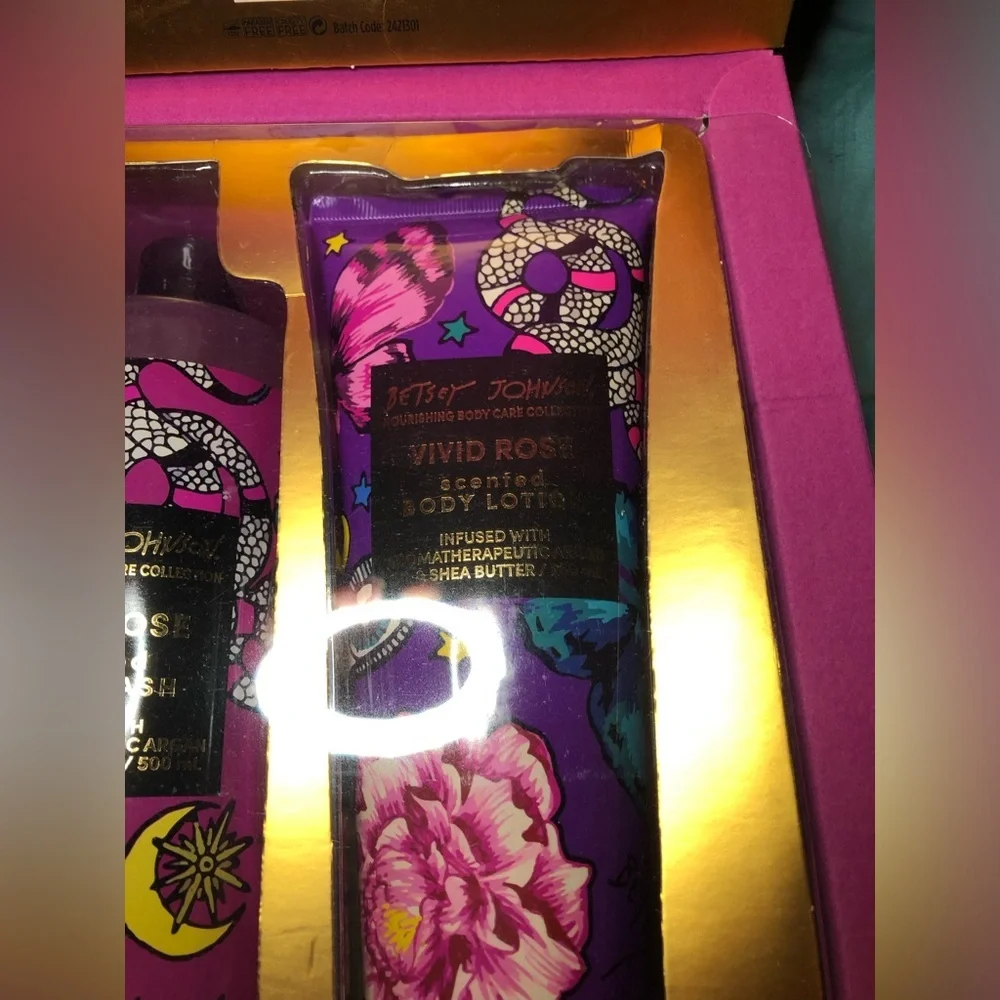 🌺🎀🍬Betsey Johnson Purple/ Magenta Body Wash Collection🎀🍬🌺